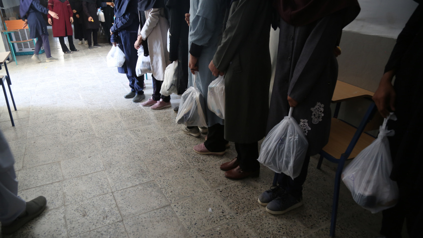 توزیع ۱۰۰ جفت کفش بین دانش آموزان مستعد بی بضاعت روستای نوک آباد سرهنگ توسط مرکز نیکوکاری پیامبر اعظم (ص) دانشگاه ولایت