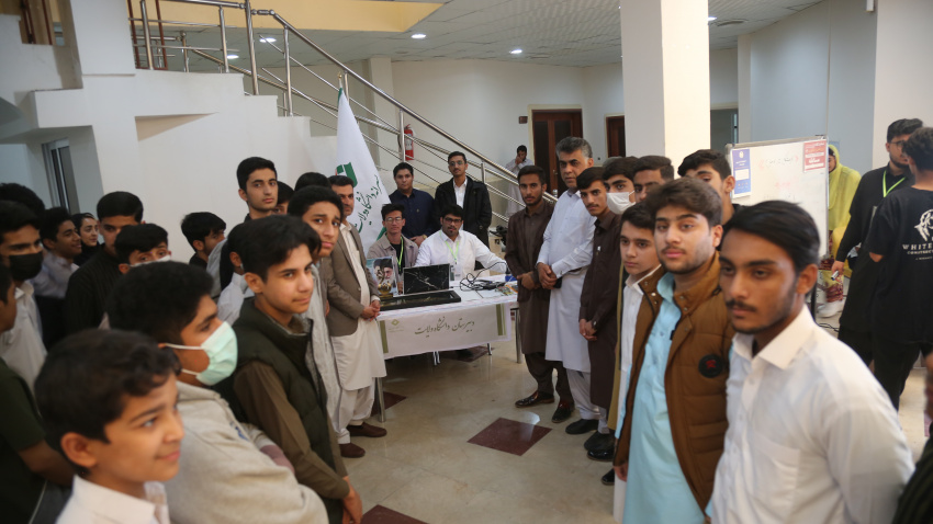 بازدید دانش‌آموزان دبیرستان پسرانه دانشگاه ولایت از بخش های مختلف دانشگاه به مناسبت هفته پژوهش و فناوری