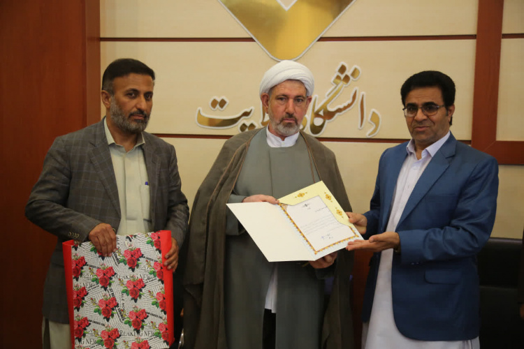 تجلیل از عضو هیئت علمی جانباز دانشگاه ولایت به مناسبت روز جانباز