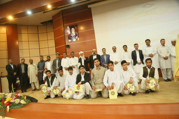 آیین تجلیل از دانش‌آموزان برتر دبیرستان‌های دخترانه و پسرانه دانشگاه ولایت برگزار شد